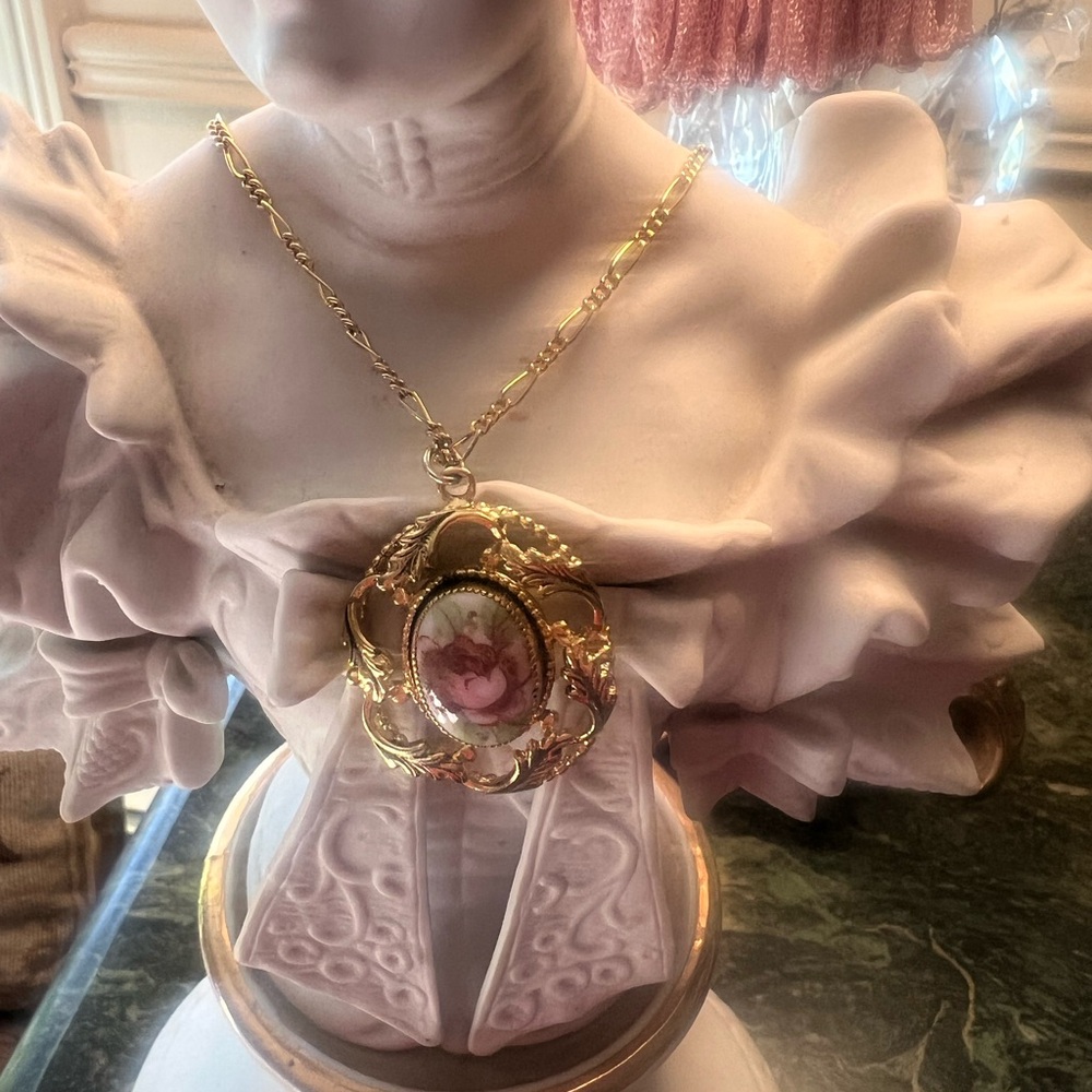 Elegant Gold Pendant Necklace with Floral Design